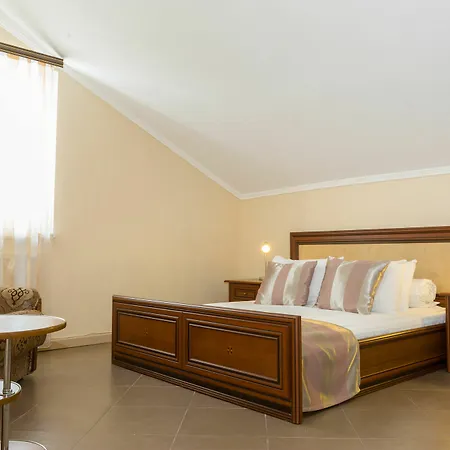 Adrenalin Hotel *